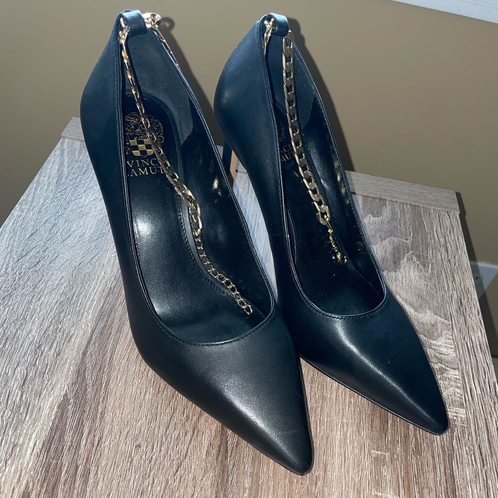 Vince Camuto Chain Pump
